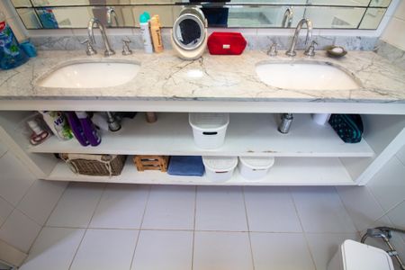 Casa de condomínio à venda com 315m², 5 quartos e 3 vagasBanheiro da Suíte 2