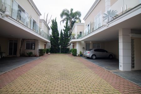 Casa de condomínio à venda com 315m², 5 quartos e 3 vagasGaragem e Fachada Interna do Condominio