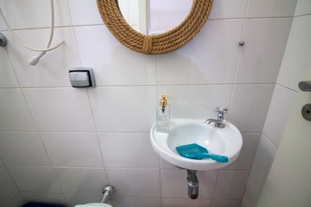 Casa de condomínio à venda com 315m², 5 quartos e 3 vagasBanheiro de Serviço