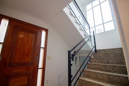 Casa de condomínio à venda com 315m², 5 quartos e 3 vagasEscada