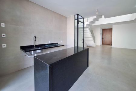 Casa à venda com 250m², 4 quartos e 2 vagas Casa à venda com 250m², 4 quartos e 2 vagasCozinha