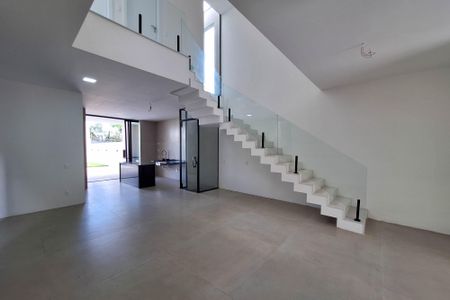 Casa à venda com 250m², 4 quartos e 2 vagas Casa à venda com 250m², 4 quartos e 2 vagasSala