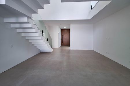 Casa à venda com 250m², 4 quartos e 2 vagas Casa à venda com 250m², 4 quartos e 2 vagasSala