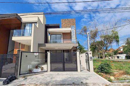 Casa à venda com 250m², 4 quartos e 2 vagas Casa à venda com 250m², 4 quartos e 2 vagasFachada