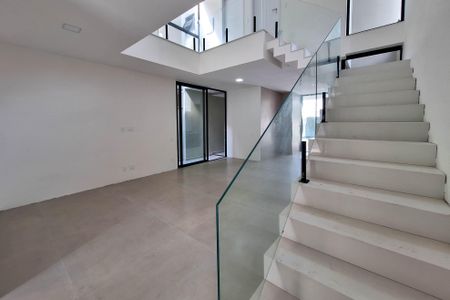 Casa à venda com 250m², 4 quartos e 2 vagas Casa à venda com 250m², 4 quartos e 2 vagasSala