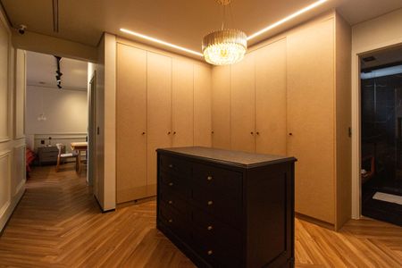 Apartamento à venda com 267m², 4 quartos e 4 vagas Apartamento à venda com 267m², 4 quartos e 4 vagasCloset da Suíte 2