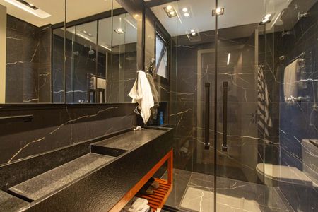 Apartamento à venda com 267m², 4 quartos e 4 vagas Apartamento à venda com 267m², 4 quartos e 4 vagasBanheiro 1 da Suíte 2