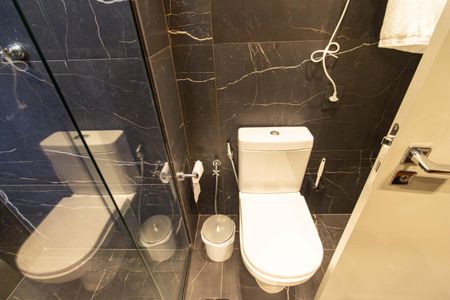 Apartamento à venda com 267m², 4 quartos e 4 vagas Apartamento à venda com 267m², 4 quartos e 4 vagasBanheiro 1 da Suíte 2