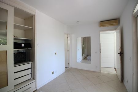 Casa à venda com 368m², 5 quartos e 3 vagasSuíte 1