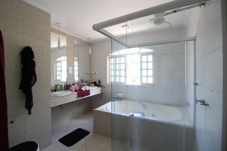 Casa à venda com 368m², 5 quartos e 3 vagasBanheiro da Suíte 2