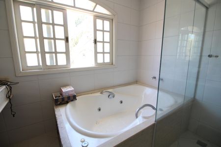 Casa à venda com 368m², 5 quartos e 3 vagasBanheiro da Suíte 2