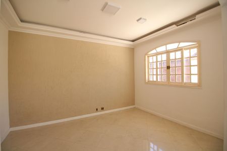 Casa à venda com 368m², 5 quartos e 3 vagasSala