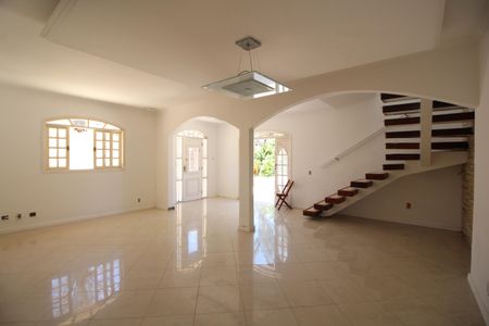 Casa à venda com 368m², 5 quartos e 3 vagasSala