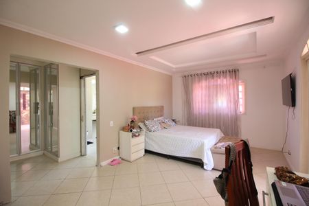 Casa à venda com 368m², 5 quartos e 3 vagasSuíte 2