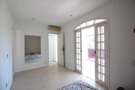 Casa à venda com 368m², 5 quartos e 3 vagasSuíte 1