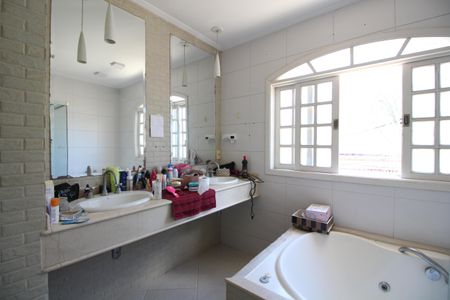 Casa à venda com 368m², 5 quartos e 3 vagasBanheiro da Suíte 2