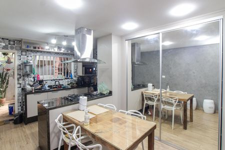 Casa à venda com 140m², 3 quartos e 2 vagas Casa à venda com 140m², 3 quartos e 2 vagasCozinha