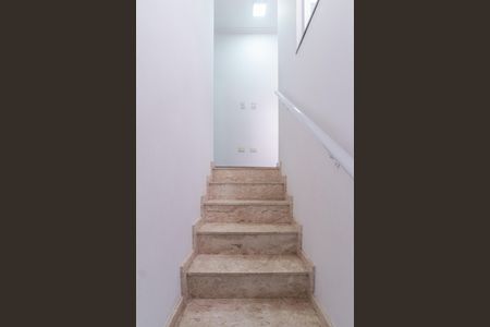 Casa à venda com 140m², 3 quartos e 2 vagas Casa à venda com 140m², 3 quartos e 2 vagasEscada