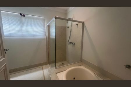 Casa de condomínio à venda com 980m², 5 quartos e 6 vagas Casa de condomínio à venda com 980m², 5 quartos e 6 vagasBanheiro da Suíte 2