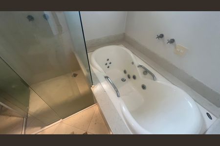 Casa de condomínio à venda com 980m², 5 quartos e 6 vagas Casa de condomínio à venda com 980m², 5 quartos e 6 vagasBanheiro da Suíte 1