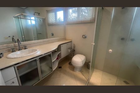 Casa de condomínio à venda com 980m², 5 quartos e 6 vagas Casa de condomínio à venda com 980m², 5 quartos e 6 vagasBanheiro da Suíte 1