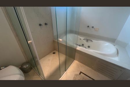 Casa de condomínio à venda com 980m², 5 quartos e 6 vagas Casa de condomínio à venda com 980m², 5 quartos e 6 vagasBanheiro da Suíte 1