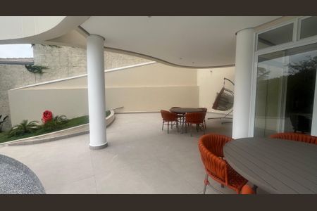 Casa de condomínio à venda com 980m², 5 quartos e 6 vagas Casa de condomínio à venda com 980m², 5 quartos e 6 vagasÁrea Externa