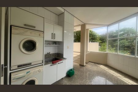 Casa de condomínio à venda com 980m², 5 quartos e 6 vagas Casa de condomínio à venda com 980m², 5 quartos e 6 vagasLavanderia