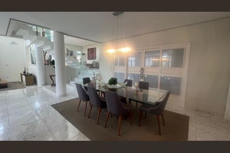 Casa de condomínio à venda com 980m², 5 quartos e 6 vagas Casa de condomínio à venda com 980m², 5 quartos e 6 vagasSala de Jantar