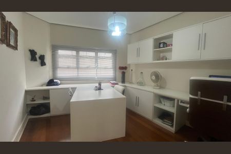 Casa de condomínio à venda com 980m², 5 quartos e 6 vagas Casa de condomínio à venda com 980m², 5 quartos e 6 vagasEscritório