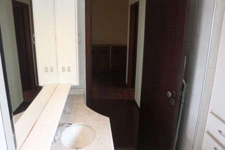 Casa à venda com 228m², 3 quartos e 3 vagasBanheiro 