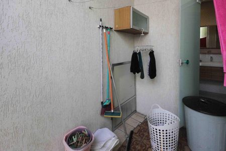 Casa à venda com 300m², 3 quartos e 2 vagas Casa à venda com 300m², 3 quartos e 2 vagasVaranda