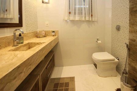 Casa à venda com 300m², 3 quartos e 2 vagas Casa à venda com 300m², 3 quartos e 2 vagasLavabo