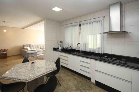 Casa à venda com 300m², 3 quartos e 2 vagas Casa à venda com 300m², 3 quartos e 2 vagasCozinha