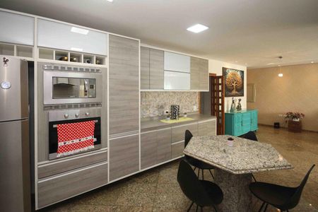 Casa à venda com 300m², 3 quartos e 2 vagas Casa à venda com 300m², 3 quartos e 2 vagasCozinha