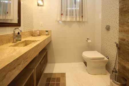 Casa à venda com 300m², 3 quartos e 2 vagas Casa à venda com 300m², 3 quartos e 2 vagasLavabo