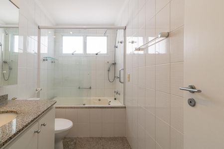 Apartamento para alugar com 118m², 3 quartos e 3 vagas Apartamento para alugar com 118m², 3 quartos e 3 vagasBanheiro da Suíte