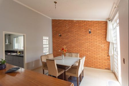 Casa à venda com 320m², 3 quartos e 6 vagasSala