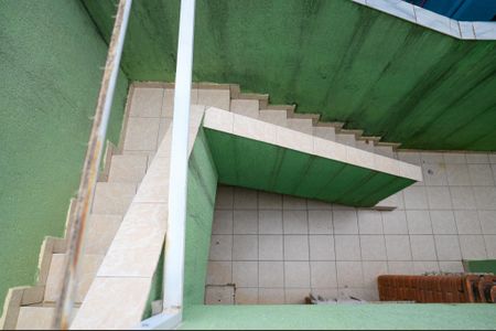 Casa à venda com 250m², 4 quartos e 2 vagas Casa à venda com 250m², 4 quartos e 2 vagasEscada acesso a area de serviço