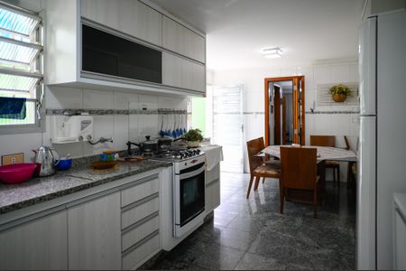 Casa à venda com 250m², 4 quartos e 2 vagas Casa à venda com 250m², 4 quartos e 2 vagasCozinha