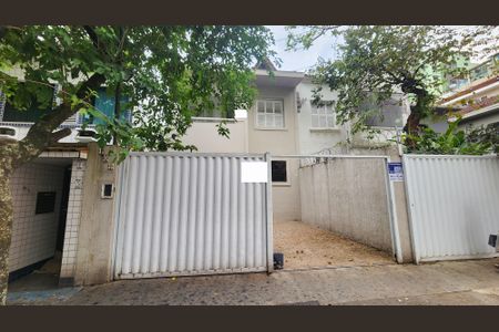 Casa para alugar com 200m², 3 quartos e 2 vagas Casa para alugar com 200m², 3 quartos e 2 vagasFachada