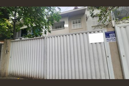 Casa para alugar com 200m², 3 quartos e 2 vagas Casa para alugar com 200m², 3 quartos e 2 vagasFachada