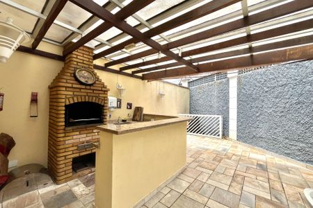 Casa de condomínio à venda com 200m², 4 quartos e 3 vagas Casa de condomínio à venda com 200m², 4 quartos e 3 vagasÁrea comum - Churrasqueira