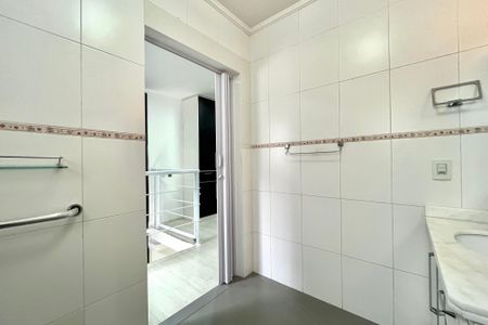 Casa de condomínio à venda com 200m², 4 quartos e 3 vagas Casa de condomínio à venda com 200m², 4 quartos e 3 vagasBanheiro da Suíte 2