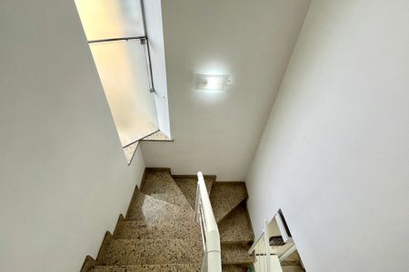 Casa de condomínio à venda com 200m², 4 quartos e 3 vagas Casa de condomínio à venda com 200m², 4 quartos e 3 vagasEscada