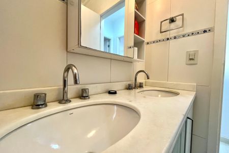 Casa de condomínio à venda com 200m², 4 quartos e 3 vagas Casa de condomínio à venda com 200m², 4 quartos e 3 vagasBanheiro de Serviço