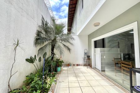 Casa de condomínio à venda com 200m², 4 quartos e 3 vagas Casa de condomínio à venda com 200m², 4 quartos e 3 vagasQuintal