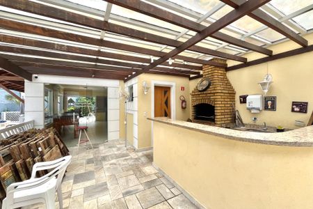 Casa de condomínio à venda com 200m², 4 quartos e 3 vagas Casa de condomínio à venda com 200m², 4 quartos e 3 vagasÁrea comum - Churrasqueira