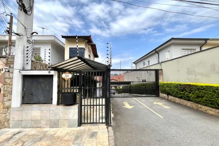 Casa de condomínio à venda com 200m², 4 quartos e 3 vagas Casa de condomínio à venda com 200m², 4 quartos e 3 vagasFachada