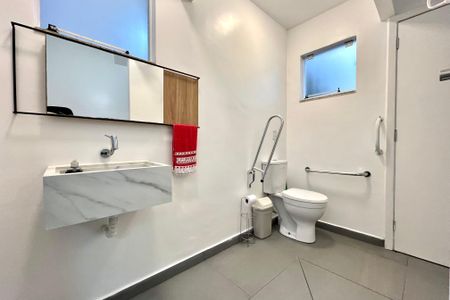 Casa de condomínio à venda com 200m², 4 quartos e 3 vagas Casa de condomínio à venda com 200m², 4 quartos e 3 vagasBanheiro Social